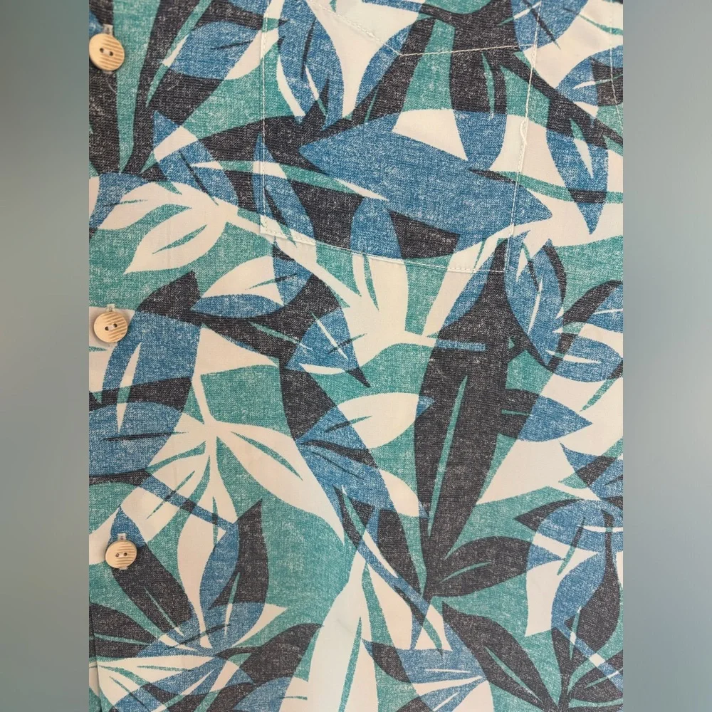 Tommy Bahamas Hawaiian shirt - Picture 2 of 5